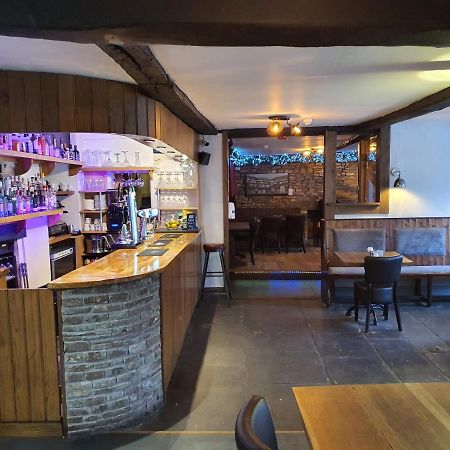Dragon Inn Крикоуел Екстериор снимка