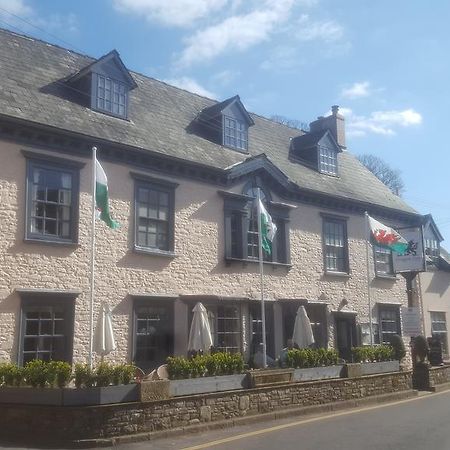 Dragon Inn Крикоуел Екстериор снимка