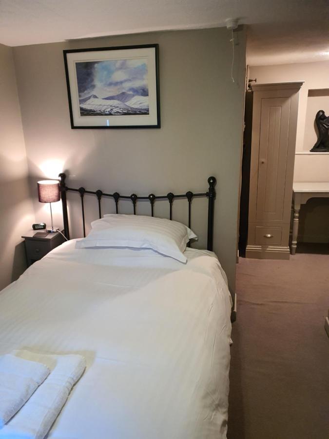 Dragon Inn Крикоуел Екстериор снимка