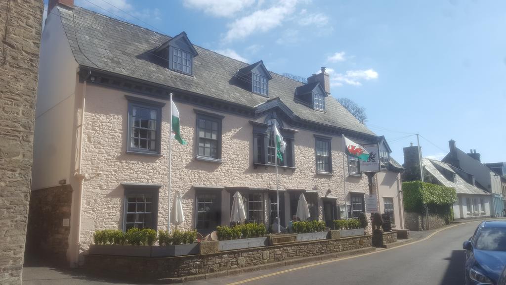Dragon Inn Крикоуел Екстериор снимка