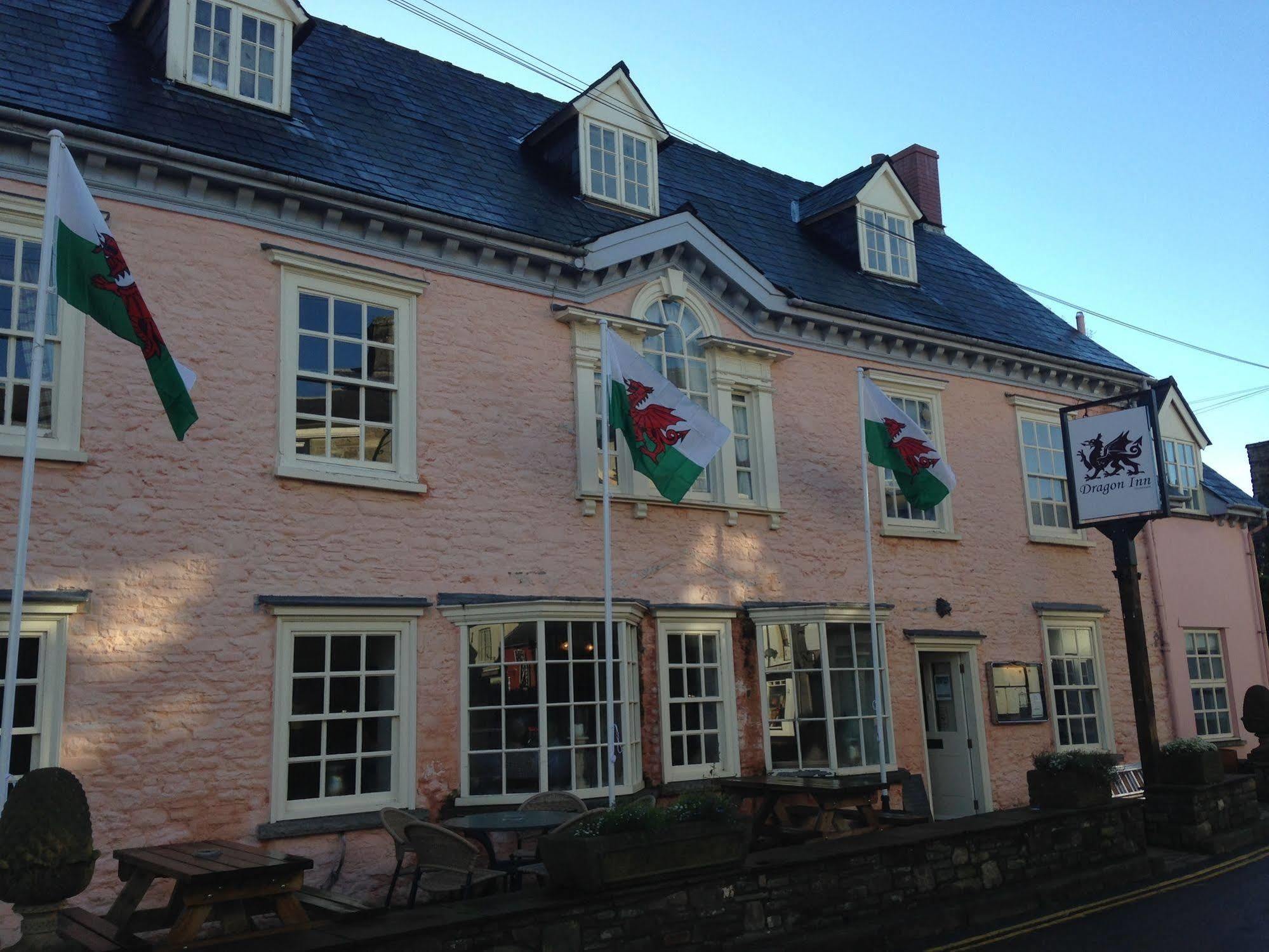 Dragon Inn Крикоуел Екстериор снимка
