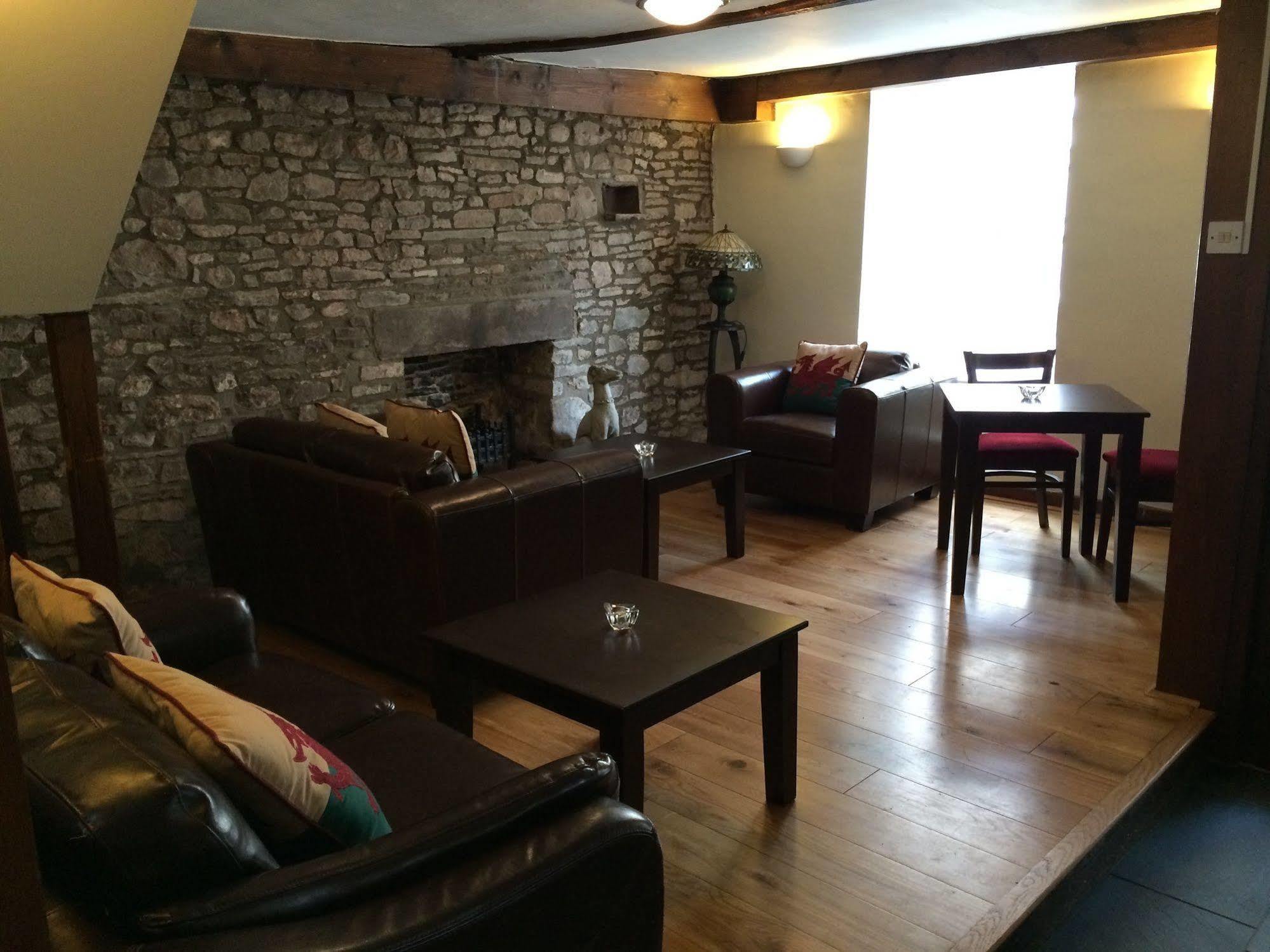 Dragon Inn Крикоуел Екстериор снимка