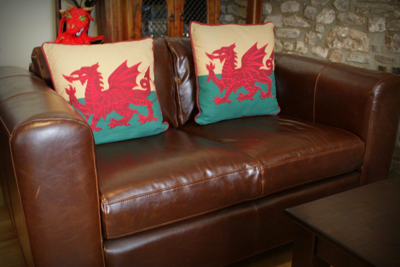 Dragon Inn Крикоуел Екстериор снимка
